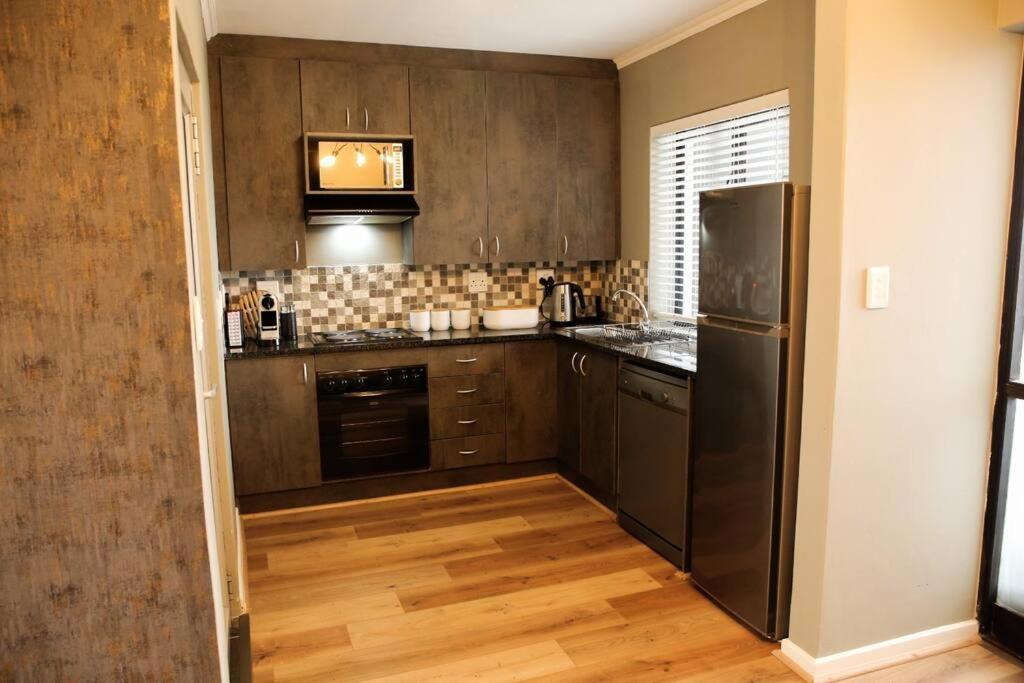 Crimson Square Apartment *
