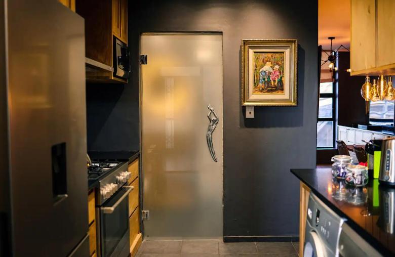 Crimson Square Apartment *