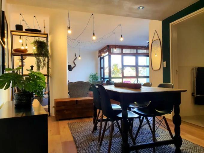 Crimson Square Apartment *