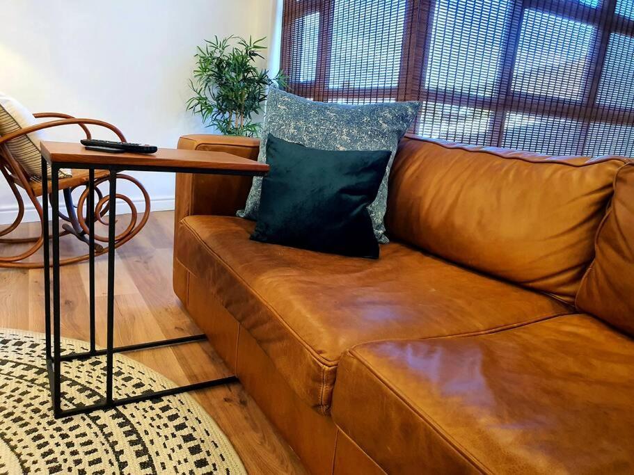Crimson Square Apartment *