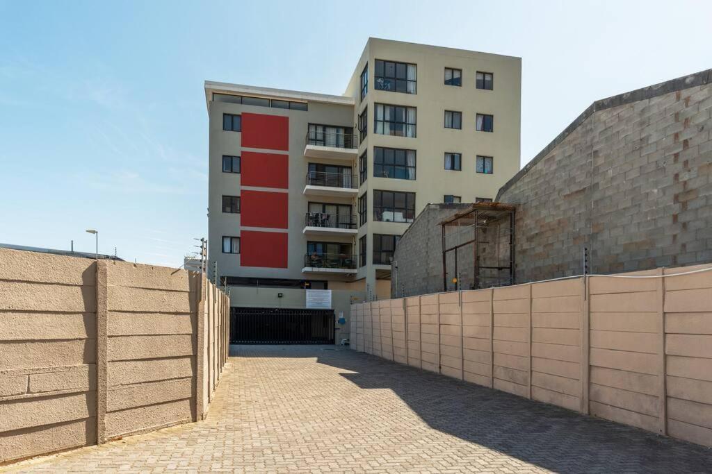 Crimson Square Apartment *